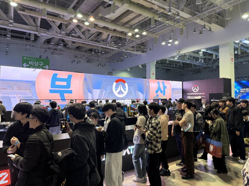 13일 부산 해운대구 벡스코에서 개막한 &#39;지스타 2025&#39; BTC 2전시장 블리자드 부스에 오버워치2 시연을 위한 줄이 늘어섰다.