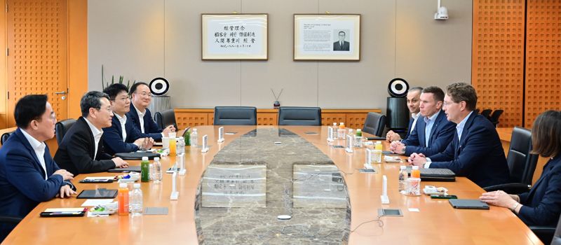 올라 칼레니우스 메르세데스-벤츠 그룹 AG 이사회 의장 겸 최고경영자(CEO)가 13일 LG 그룹 주요 계열사 사장단과 만나 미래 모빌리티 협력 강화 방안을 모색했다. 벤츠코리아 제공. 