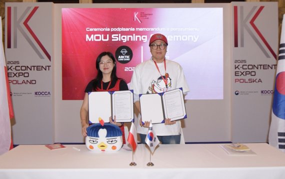 콘진원은 11월 5일부터 7일까지 사흘간 폴란드 바르샤바의 문화과학궁전에서 열린 ‘2025 K-콘텐츠 엑스포 in 폴란드’를 성공리에 마쳤다. 업무협약 현장 사진, 왼쪽부터 폴란드 미디어포펀(Media 4 Fun) 유스티나 트로슈친스카(Justyna Troszczynska) 대표 아이폼 강연구 실장