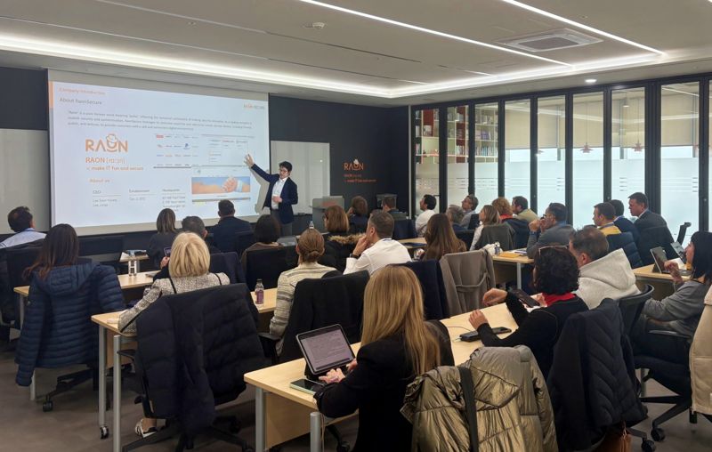 <span id='_stock_code_042510' data-stockcode='042510'>라온시큐어</span>가 서울 여의도 본사에서 스페인 기업 및 기관 임원을 <span id='_stock_code_001680' data-stockcode='001680'>대상</span>으로 한국형 모바일 신분증(K-DID) 기술에 대한 교육 세미나를 진행하고 있다. 라온시큐어 제공