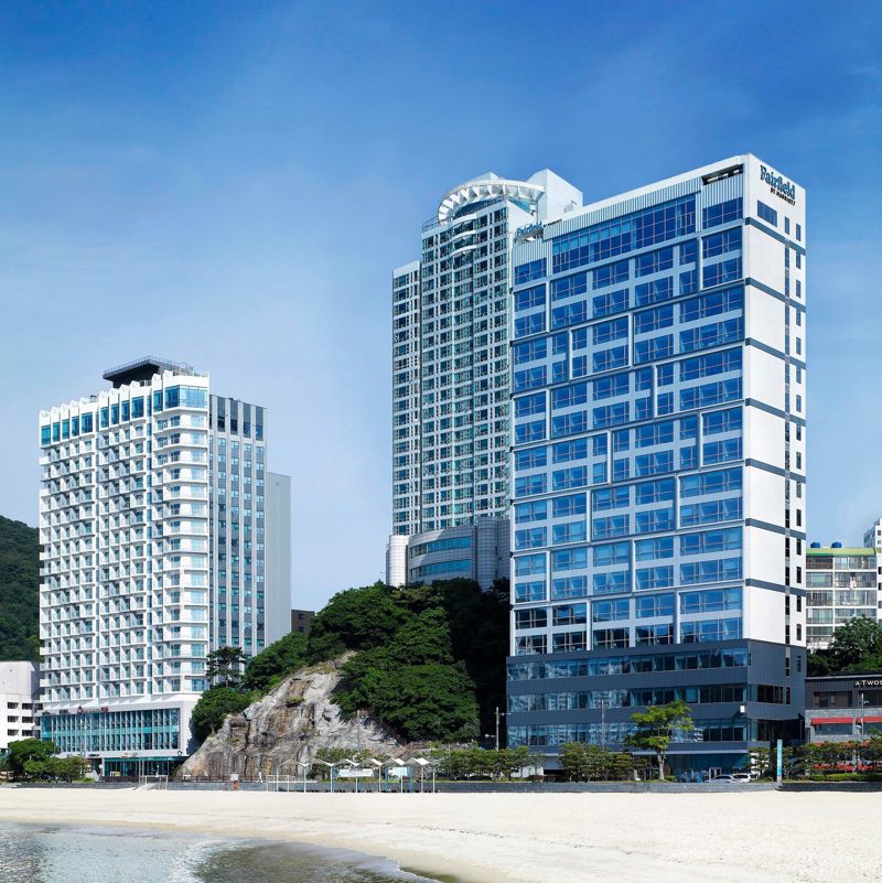 14일 오전 10시 ‘2025 수산식품 기업 구매 상담회’가 열리는 페어필드 바이 메리어트 부산 송도비치 전경. 페어필드 바이 메리어트 부산 송도비치 제공