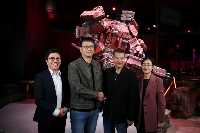 최원종 <span id='_stock_code_036570' data-stockcode='036570'>엔씨소프트</span> IP얼라이언스실장(상무), 배재현 빅파이어 게임즈 대표 겸 엔씨소프트 CDA(부사장), 제러미 홀렛 마이크로소프트 애저 고객 신뢰 엔지니어링(CRE) 총괄 부사장, 임옥희 한국마이크로소프트 고객 성공 사업부 부문장(왼쪽부터)가 회담 후 기념촬영을 하고 있다. 엔씨 제공