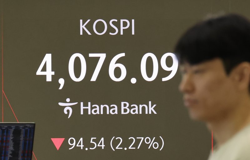 14일 오전 서울 중구 하나은행 딜링룸 전광판에 코스피 시황이 표시되고 있다. /사진=뉴스1