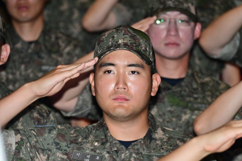 <span id='_stock_code_005930' data-stockcode='005930'>삼성전자</span> 이재용 회장의 장남 이지호(24) 씨가 지난 9월 23일 오전 경남 창원시 진해구 해군사관학교에서 열린 '제139기 해군 사관후보생 입교식'에 참석해 있다. 뉴시스