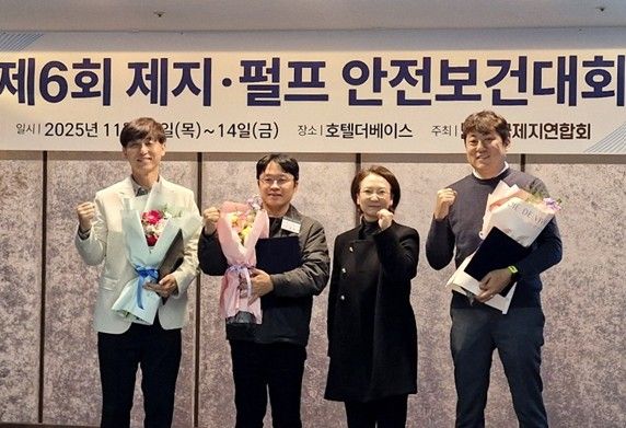 <span id='_stock_code_004540' data-stockcode='004540'>깨끗한나라</span>가 '제6회 제지·펄프 안전보건대회'에서 우수 안전관리 유공 표창을 수상했다. 오른쪽부터 김효식 깨끗한나라 안전보건팀장, 최현수 제지연합회 회장. 깨끗한나라 제공.