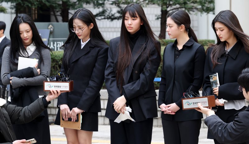 그룹 뉴진스(NJZ 하니, 민지, <span id='_stock_code_003010' data-stockcode='003010'>혜인</span>, 해린, 다니엘)가 지난 3월 7일 오후 서울 서초구 서울중앙지방법원에서 열린 '어도어, 뉴진스 상대 기획사 지위보전 및 광고계약 체결 등 금지 가처분' 심문기일을 마친 후 취재진의 질문에 답변하고 있다. 뉴시스