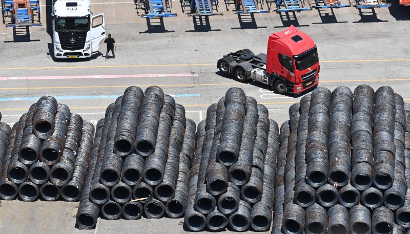 지난 4일 경기 평택시 포승읍 평택항 수출 야적장에 철강 제품이 쌓여있는 모습. 뉴시스