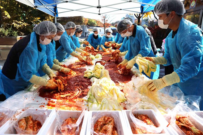 <span id='_stock_code_001120' data-stockcode='001120'>LX인터내셔널</span> 임직원들이 14일 서울 종로구에서 사랑의 김장 나눔 봉사활동에 참여하고 있다. LX인터내셔널 제공