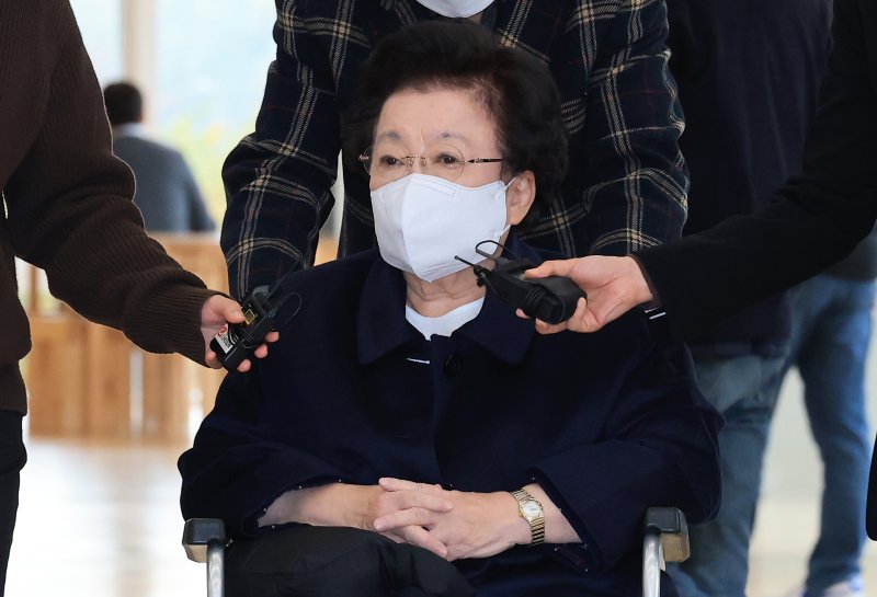 이배용 전 국가교육위원장이 13일 서울 광화문 KT 빌딩에 마련된 김건희특검 사무실로 휠체어를 탄 채 출석하고 있다. /사진=뉴스1