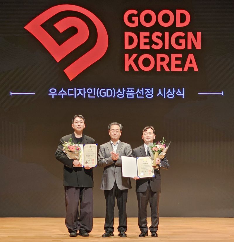 &#39;2025 굿 디자인 어워드&#39;에서 (오른쪽부터) 강민수 <span id='_stock_code_079430' data-stockcode='079430'>현대리바트</span> 비즈니스솔루션본부장(전무)이 김재준 산업통상부 과장으로부터 국무총리상을 받은 뒤 기념사진을 촬영하고 있다. 현대리바트 제공.