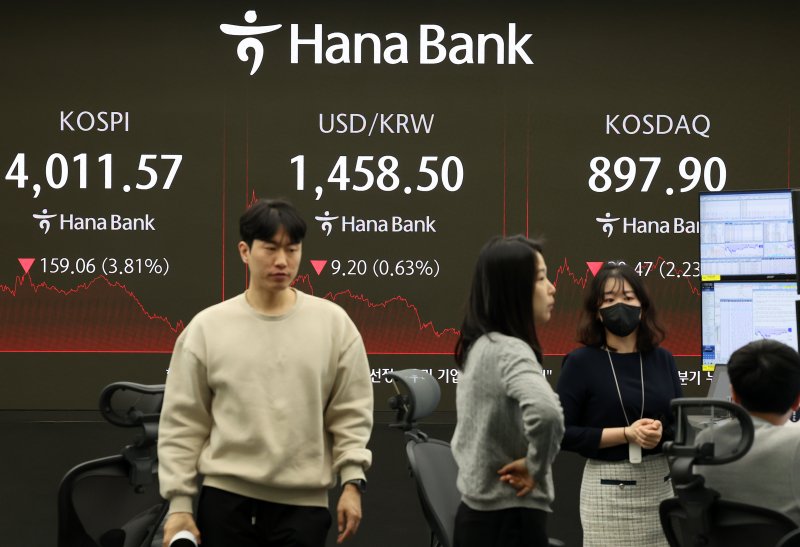 14일 서울 중구 하나은행 본점 딜링룸 현황판에 코스피 지수가 표시돼 있다. &#x2F;사진&#x3D;연합뉴스