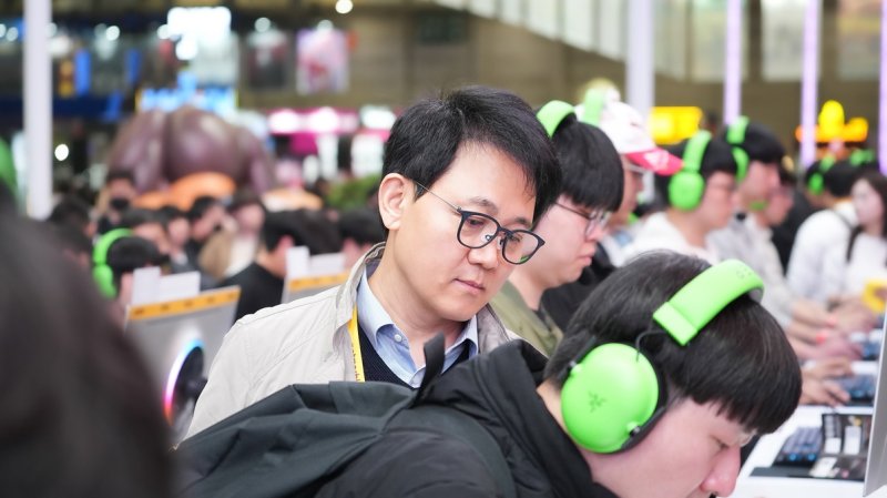 <span id='_stock_code_251270' data-stockcode='251270'>넷마블</span>·<span id='_stock_code_021240' data-stockcode='021240'>코웨이</span> 방준혁 의장이 국내 최대 게임 전시회 &#39;지스타 2025&#39; 현장을 방문했다. (사진&#x3D;넷마블 제공) *재판매 및 <span id='_stock_code_012030' data-stockcode='012030'>DB</span> 금지 &#x2F;사진&#x3D;뉴시스