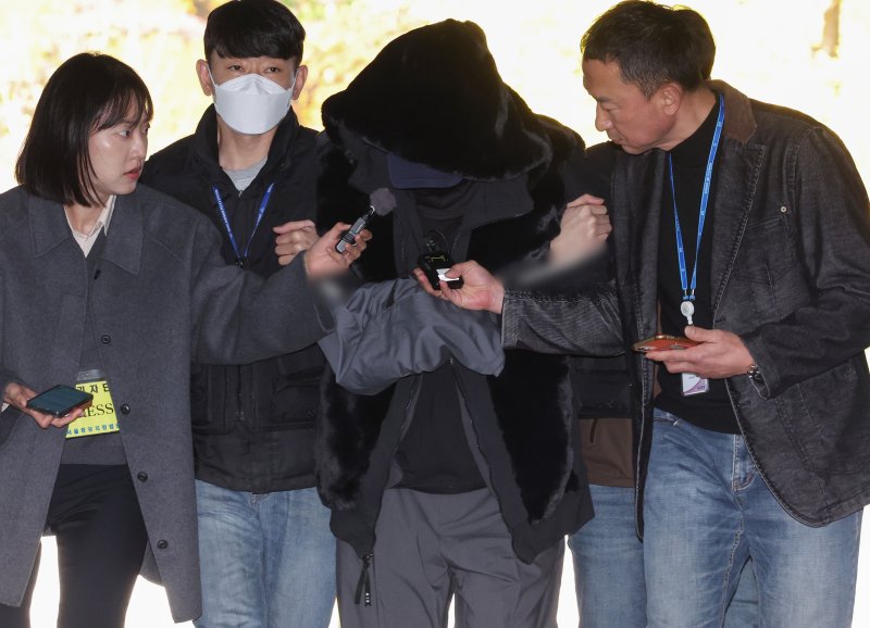 만취 상태에서 운전을 하다가 일본인 관광객 모녀를 치어 50대 어머니를 숨지게 한 30대 <span id='_stock_code_004270' data-stockcode='004270'>남성</span> 서모씨가 5일 서올 서초구 서울중앙지방법원에서 열린 구속 전 피의자 심문(영장실질심사)에 출석하고 있다. 2025.11.05/뉴시스