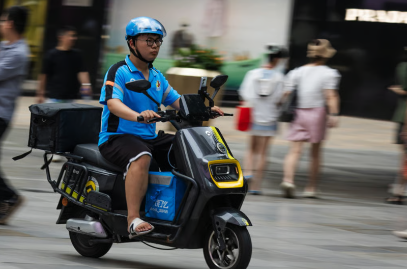 명문대 출신의 첸씨는 전처의 명품 브랜드 구매 욕구를 채우기 위해 월급부터 자신의 아파트까지 모든 걸 줬지만, 직장을 잃은 뒤 이혼 당했다. 현재 배달일을 하는 그는 &quot;외롭지만, 행복하다&quot;고 했다. &#x2F;사진&#x3D;SCMP