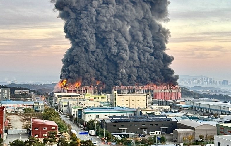 15일 충남 천안 동남구 이랜드패션 물류센터에서 화재가 발생해 검은 연기와 함께 화염이 치솟고 있다. 소방 당국은 대응 2단계로 격상해 화재를 진화 중이다. 뉴스1
