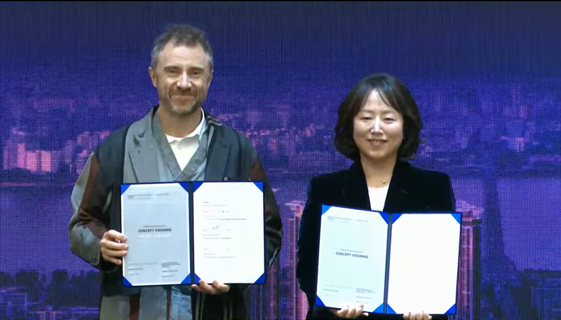 여의도 대교아파트 재건축 조합이 15일 총회를 열고 <span id='_stock_code_028260' data-stockcode='028260'><span id='_stock_code_028260' data-stockcode='028260'>삼성물산</span></span>을 시공사로 선정했다. 사진은 건축가 토머스 헤더윅(왼쪽)과 정희선 조합장이 협약 체결 후 기념촬영을 하는 모습. 사진=유튜브 생중계 갈무리