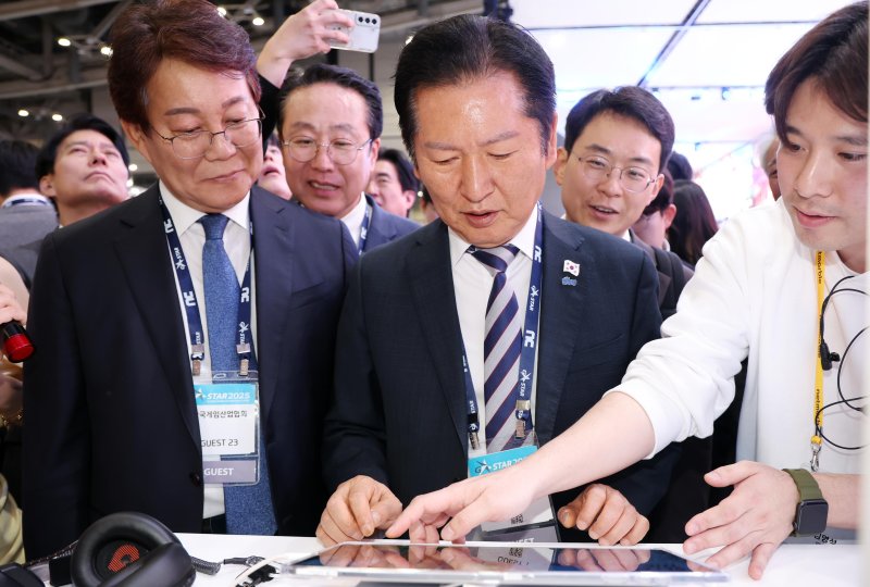 정청래 더불어민주당 대표가 14일 부산 해운대구 벡스코에서 열린 글로벌 게임전시회 &#39;지스타 2025&#39; 행사장을 방문, 신작 게임을 체험하고 있다. &#x2F;사진&#x3D;뉴시스