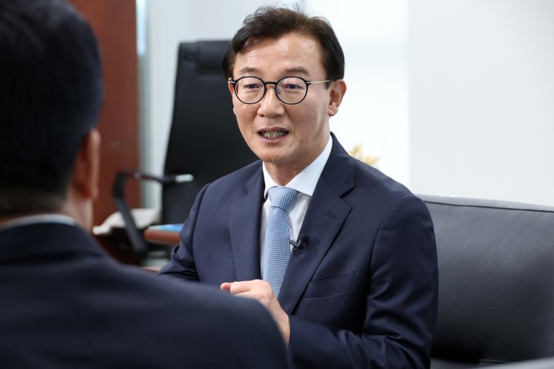 전재수 해양수산부 장관이 '북극항로 시대에 부산의 역할 및 해양수산부 부산 이전'이라는 주제로 진행된 대담에서 북극항로 개척 필요성을 설명하고 있다. 전 장관은 북극항로가 동남권의 막강한 제조업 벨트에 신규 수요를 창출, 우리나라의 새로운 성장동력이 될 것이라고 강조했다. 사진=박범준 기자