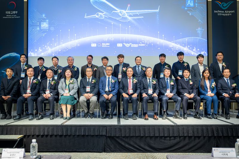 이학재 인천국제공항공사 사장(앞줄 왼쪽 일곱번째)이 지난 14일 인천 그랜드하얏트 호텔에서 열린 '제34회 항행안전시설 국제 세미나'에서 참석자들과 기념촬영을 하고 있다. 인천국제공항공사 제공
