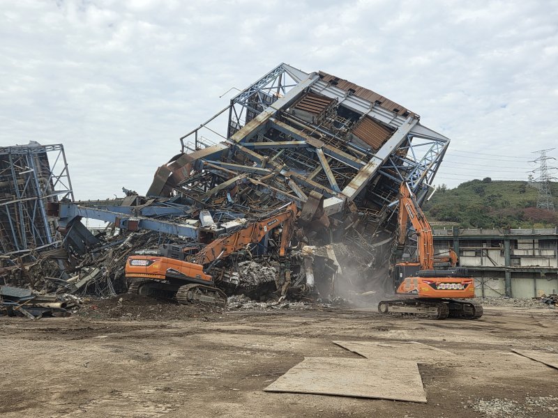 소방당국이 울산화력발전소 붕괴 사고 현장에서 수색작업을 진행 중이다. 2025.11.13. 뉴시스