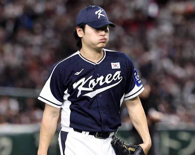 15일 오후 일본 도쿄돔에서 열린 월드베이스볼클래식(WBC) 대비 평가전 &#39;2025 케이 베이스볼 시리즈(K-BASEBALL SERIES)&#39; 일본과의 1차전 경기. 대한민국 선발투수 곽빈이 일본의 4회말 공격 1사 1,3루 상황 마키에게 적시타를 허용한 뒤 교체되고 있다. 뉴스1