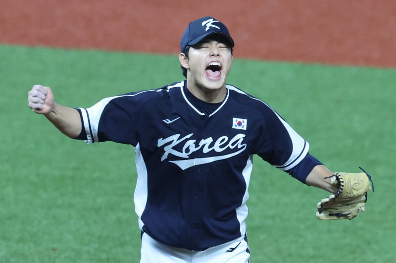 중국 사오싱 야구·소프트볼 스포츠센터 제1구장에서 열린 대만전 선발투수 문동주가 6회말을 무실점으로 막은 뒤 포효하고 있다.뉴스1