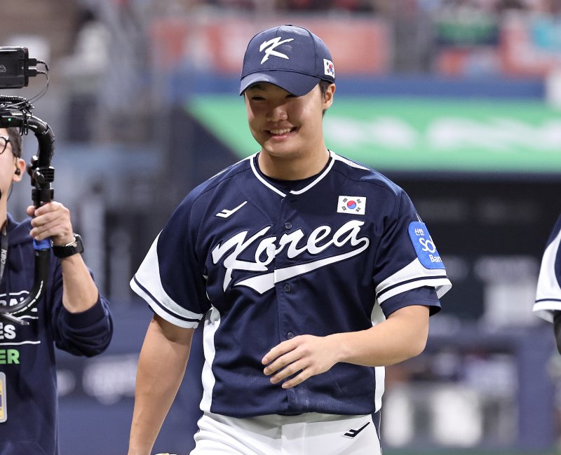 9일 오후 서울 구로구 고척스카이돔에서 열린 2026 WBC 대비 평가전 &#39;2025 네이버 K-베이스볼 시리즈(K-BASEBALL SERIES)&#39; 체코와의 2차전 경기. 5회말 2사 1, 3루 상황 마운드에 오른 대한민국 투수 정우주가 삼진으로 이닝을 마친 뒤 웃음짓고 있다. 뉴스1