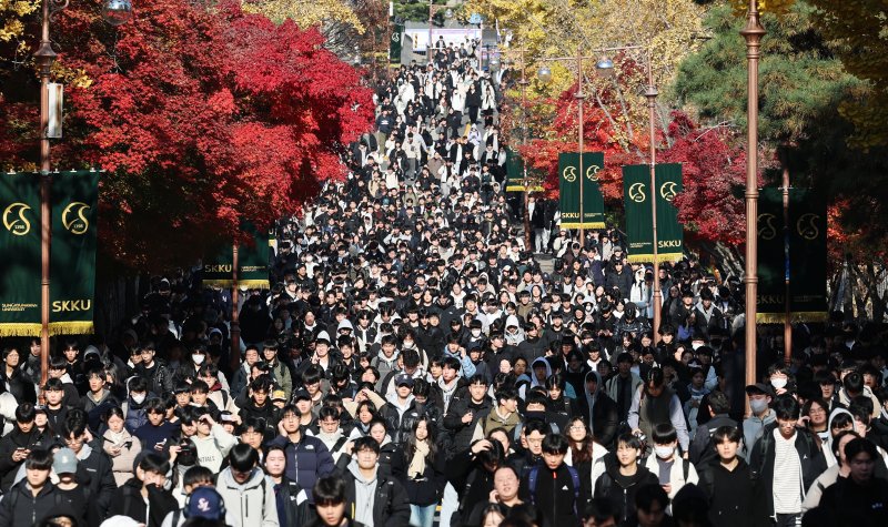 (서울&#x3D;뉴스1) 오대일 기자 &#x3D; 수능 후 첫 주말인 16일 오전 서울 종로구 성균관대에서 열린 2026학년도 수시모집 논술시험(수리형)을 마친 수험생들이 고사장을 나서고 있다. 15~16일 양일간 치러진 이번 논술고사에는 총 4만 4,474명이 응시했다. 2025.11.16&#x2F;뉴스1 &#x2F;사진&#x3D;뉴스1화상