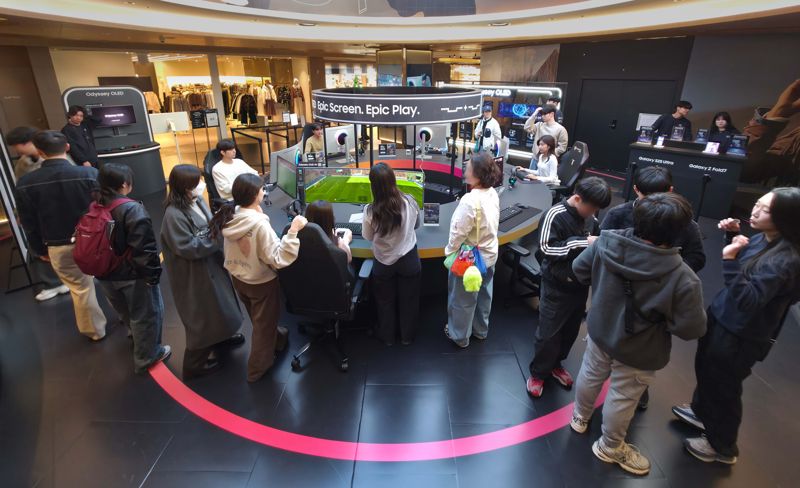 관람객들이 삼성 오디세이 게이밍 모니터와 갤럭시 스마트폰으로 게임 플<span id='_stock_code_228670' data-stockcode='228670'>레이</span>를 경험할 수 있는 '오디세이 게임 스테이션' 팝업 체험존을 방문하고 있다. <span id='_stock_code_005930' data-stockcode='005930'>삼성전자</span> 제공