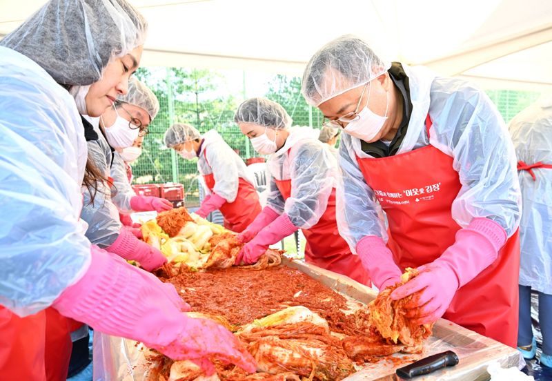 명노현 (주)<span id='_stock_code_006260' data-stockcode='006260'>LS</span> 부회장(오른쪽)이 지난 15일, LS미래원에서 열린 김장 나눔 행사에 참여해 LS 임직원 및 안성시 자원봉사자들과 함께 김치를 담그고 있다. LS 제공