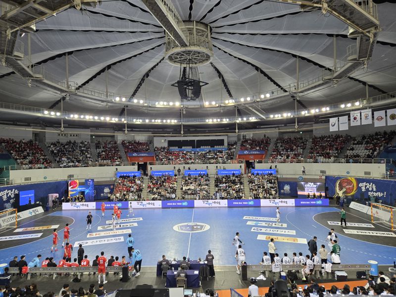 지난 15일 서울 송파구 올림픽공원 티켓 링크 라이브 아레나에서 열린 '<span id='_stock_code_005450' data-stockcode='005450'>신한</span> SOL페이 2025-2026 핸드볼 H리그' <span id='_stock_code_034730' data-stockcode='034730'>SK</span>호크스-<span id='_stock_code_000150' data-stockcode='000150'>두산</span> 남자부 개막전. 사진=유선준 기자