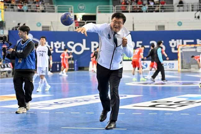 지난 15일 서울 송파구 올림픽공원 티켓 링크 라이브 아레나에서 열린 '신한 SOL페이 2025-2026 핸드볼 H리그'에서 시구하는 김대현 문화체육관광부 제2차관. 한국핸드볼연맹 제공