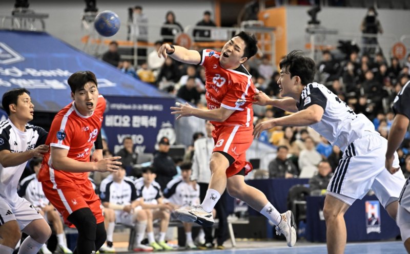 지난 15일 서울 송파구 올림픽공원 티켓 링크 라이브 아레나에서 열린 '신한 SOL페이 2025-2026 핸드볼 H리그' 개막전에서 SK호크스의 김동철이 슛을 시도하고 있다. 한국핸드볼연맹 제공