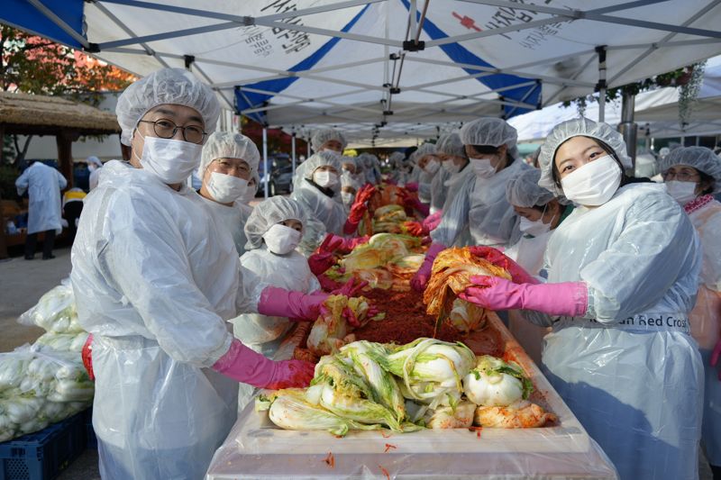 <span id='_stock_code_003220' data-stockcode='003220'>대원제약</span> 임직원들이 취약계층에게 전달할 김치를 담그고 있다. 대원제약 제공