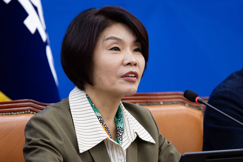 한정애 더불어민주당 정책위의장이 6일 서울 여의도 국회에서 열린 정책조정회의에서 모두 발언을 하고 있다. 뉴스1