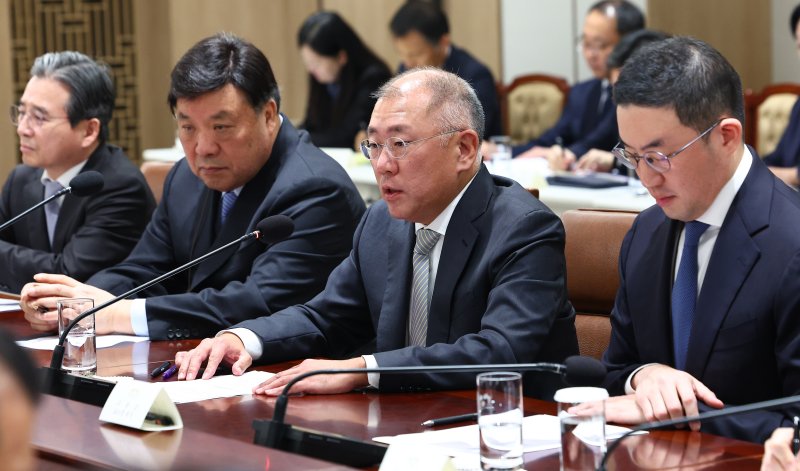 정의선 현대자동차 그룹 회장이 16일 서울 용산 대통령실 청사에서 열린 한미 관세협상 후속 민관 합동회의에서 발언하고 있다. (대통령실통신사진기자단) 2025.11.16. bjko@newsis.com