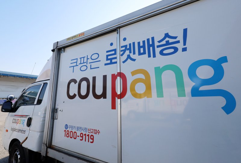 [서울&#x3D;뉴시스] 이영환 기자 &#x3D; 5일 오전 서울 서초구 쿠팡 서초1캠프에 쿠팡 배송차량이 대기하고 있다. 2025.11.05. 20hwan@newsis.com &#x2F;사진&#x3D;뉴시스