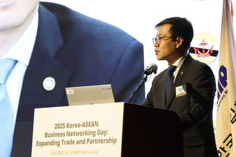 여한구 산업통상부 통상교섭본부장이 17일 서울 영등포구 페어몬트 앰버서더에서 열린 '2025년 중견기업 국제협력 데이' 에 참석해 환영사를 하고 있다. 산업통상부 제공.