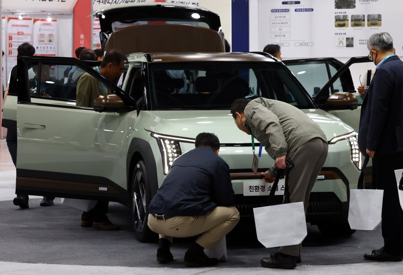 서울 서초구 aT센터에서 열린 2025 자동차부품산업 ESG·탄소중립 박람회에서 관람객들이 버려지는 자원과 천연재료로 내·외장 부품을 설계한 자동차를 관람하고 있다. 뉴시스 제공.