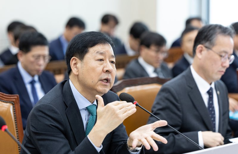 구윤철 경제부총리 겸 기획재정부 장관이 17일 서울 여의도 국회에서 열린 제429회국회(정기회) 기획재정위원회 제7차 전체회의에서 예산안 관련 질의에 답변하고 있다. 뉴스1