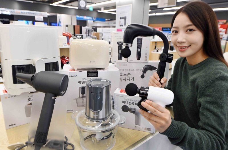 홈플러스 모델이 &#39;반값가전&#39; 상품을 소개하고 있다. 홈플러스 제공