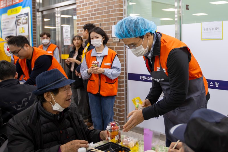 김대헌 호반그룹 기획총괄사장(오른쪽)과 임직원 봉사단 ‘호반사랑나눔이’가 4월 16일 경북 안동 산불 피해 주민에게 배식 봉사를 하고 있다. 호반 제공