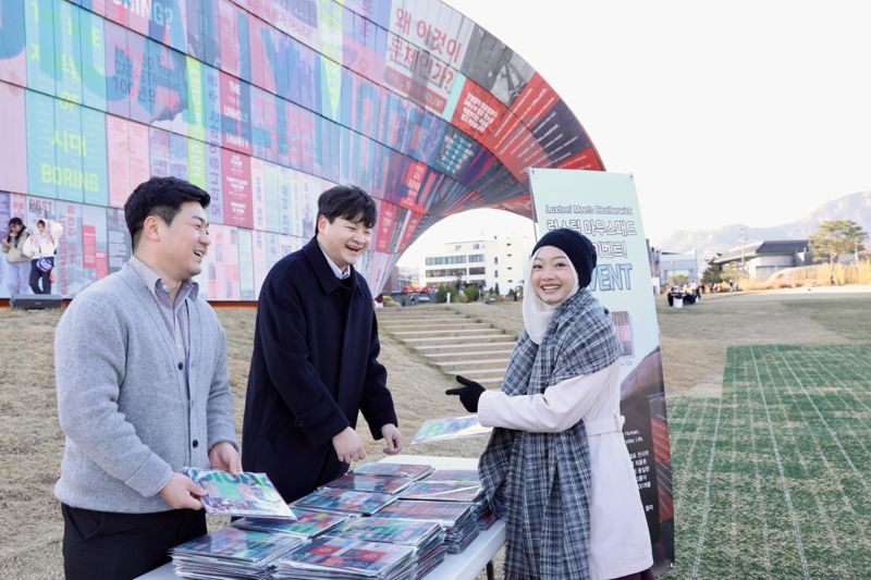 17일 서울도시건축비엔날레 폐막식에서 <span id='_stock_code_460850' data-stockcode='460850'>동국씨엠</span> 직원들이 방문객에게 ‘휴머나이즈 월 럭스틸 마우스패드’를 나눠주고 있다. 동국제강제공 