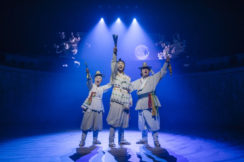 '이날치전' 드레스 리허설 때 '이날치' 역의 김수인(가운데). 국립극장 제공