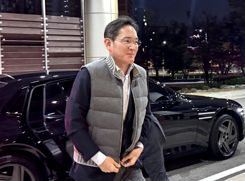 이재용 삼성전자 회장이 17일 한·UAE 비즈니스 라운드 테이블(BRT)에 참석하기 위해 강서구 서울김포비즈니스항공센터(SGBAC)를 통해 UAE로 출국하고 있다. 연합뉴스