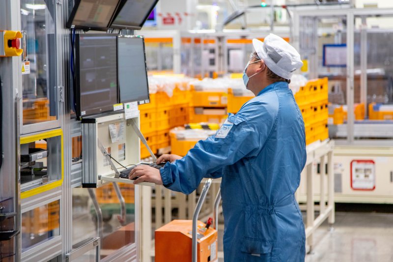 <span id='_stock_code_373220' data-stockcode='373220'>LG에너지솔루션</span>이 지난 6월부터 미국 미시간 홀랜드 공장에서 ESS용 LFP 배터리의 대규모 양산에 돌입한 가운데 직원이 배터리 생산 공정을 점검하고 있다. 사진=LG에너지솔루션 제공.