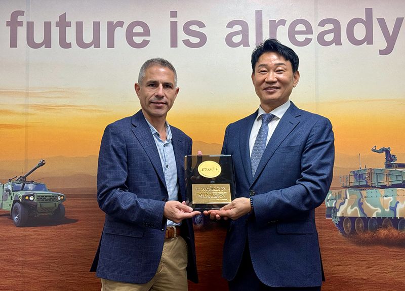 호르헤 자파타 페루 육군 조병창 대표와 박상준 <span id='_stock_code_011810' data-stockcode='011810'>STX</span> 대표가 감사패 수여식에서 감사패를 들고 포즈를 취하고 있다. STX 제공