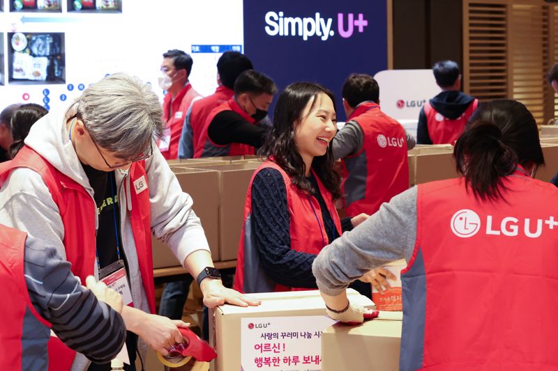 <span id='_stock_code_003550' data-stockcode='003550'>LG</span>유플러스 임직원 및 U+동반성장보드 멤버들이 지난 17일 <span id='_stock_code_032640' data-stockcode='032640'>LG유플러스</span> 용산사옥에서 진행한 사랑의 꾸러미 행사에 참여하고 있다. LG유플러스 제공