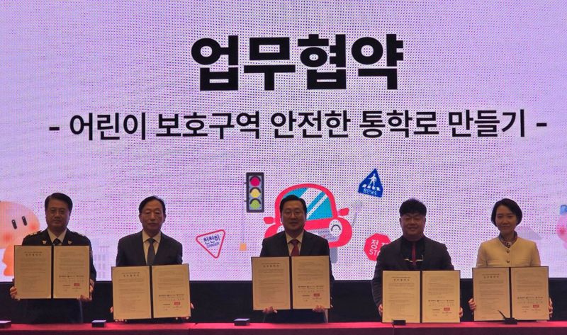 <span id='_stock_code_000240' data-stockcode='000240'>한국앤컴퍼니</span>그룹이 지난 17일 대전시청에서 공공기관들과 ‘어린이 보호구역 안전한 통학로 만들기’ 업무협약을 체결한 가운데 최주원 대전경찰청장(왼쪽부터), 설동호 대전시교육감, 이장우 대전시장, 황금강 <span id='_stock_code_161390' data-stockcode='161390'>한국타이어앤테크놀로지</span>㈜ 대전공장 제조담당, 정윤경 한국생활안전연합 기획처장이 기념촬영을 하고 있다. 사진&#x3D;한국앤컴퍼니 제공