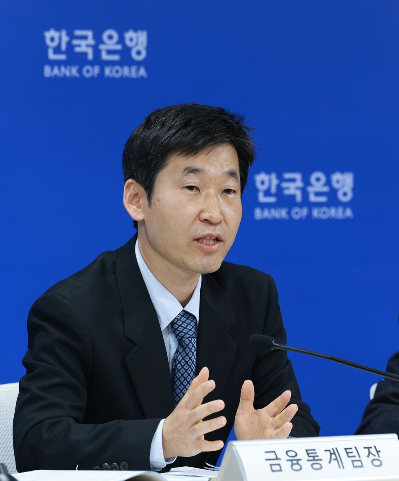 김민수 한국은행 경제통계1국 금융통계팀장이 18일 오전 서울 중구 한국은행에서 2025년 3&middot;4분기 가계신용(잠정) 주요 특징을 설명하고 있다. 한은 제공